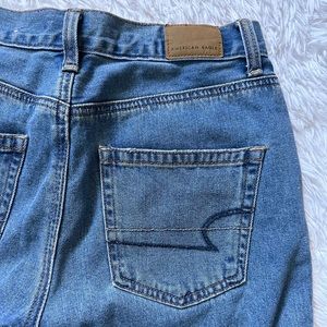 AMERICAN EAGLE MOM JEANS
